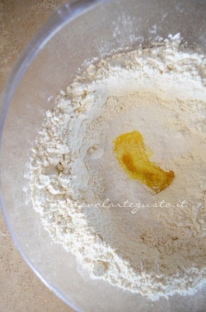 Aggiungere la fiala d'arancia nella farina - Ricetta Danubio Aggiungere la fiala d'arancia nella farina - Ricetta Danubio