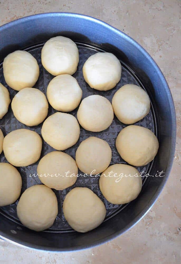 Disporre le palline appena formate in una teglia imburrata - Ricetta Danubio Disporre le palline appena formate in una teglia imburrata - Ricetta Danubio