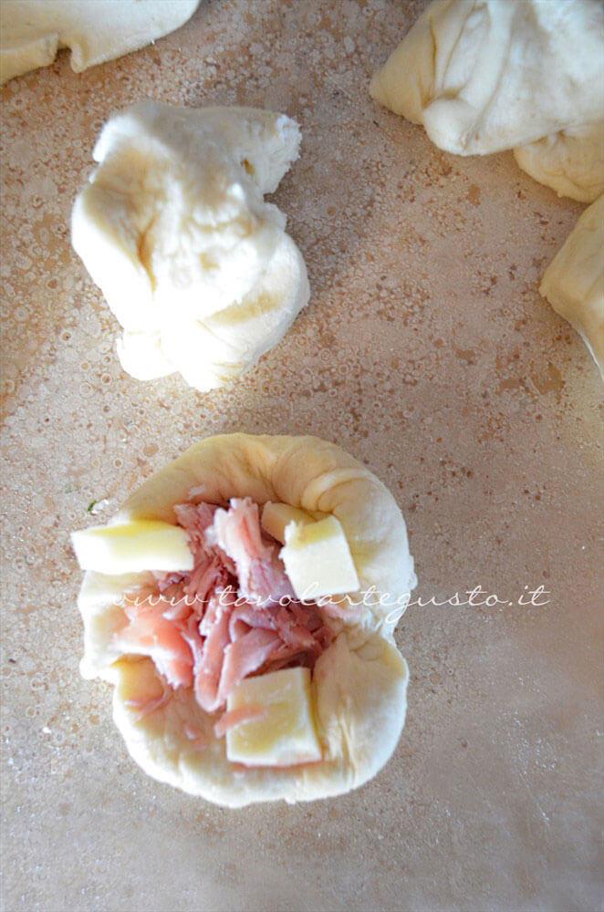 Inserire il ripieno in ogni pallina - Ricetta Danubio Inserire il ripieno in ogni pallina - Ricetta Danubio