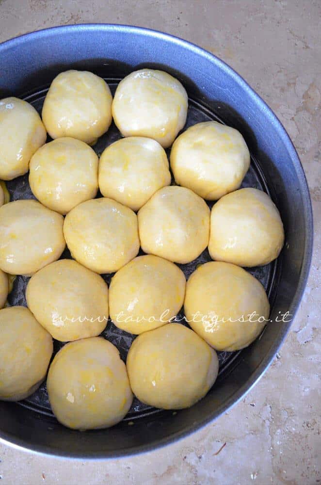 Pennellare con latte e uovo le palline dopo la seconda lievitazione - Ricetta Danubio Pennellare con latte e uovo le palline dopo la seconda lievitazione - Ricetta Danubio