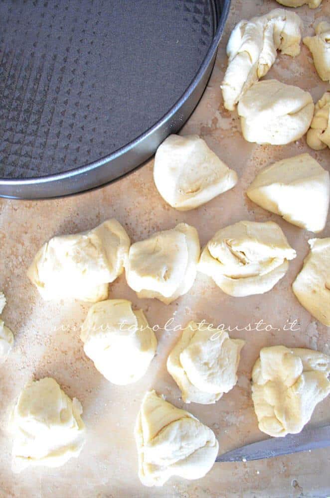 Staccare dall'impasto palline di peso uguale - Ricetta Danubio Staccare dall'impasto palline di peso uguale - Ricetta Danubio