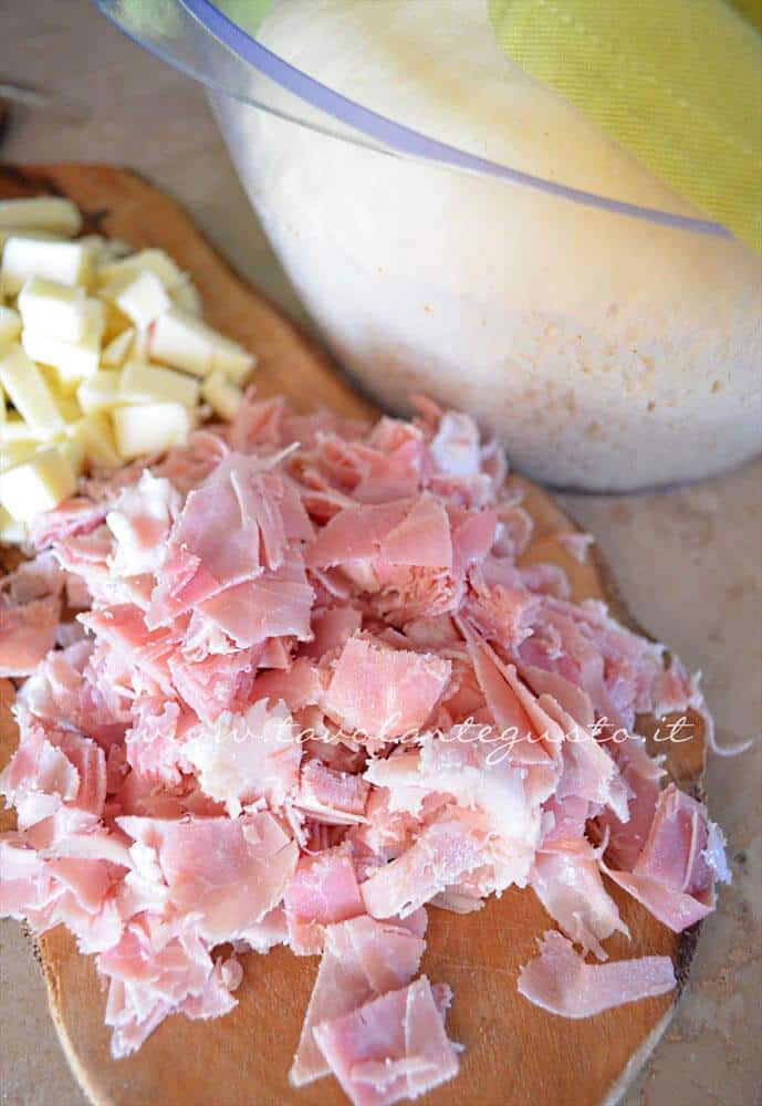 Tagliare a pezzetti prosciutto cotto e formaggio - Ricetta Danubio Tagliare a pezzetti prosciutto cotto e formaggio - Ricetta Danubio