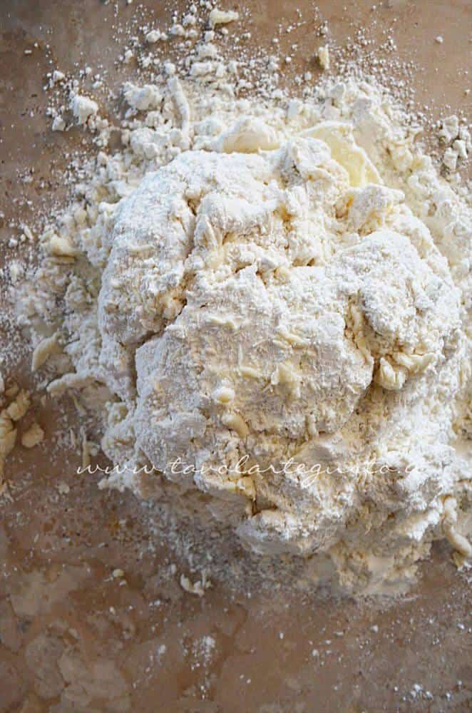 Trasferire l'impasto su un piano di lavoro - Ricetta Danubio Trasferire l'impasto su un piano di lavoro - Ricetta Danubio