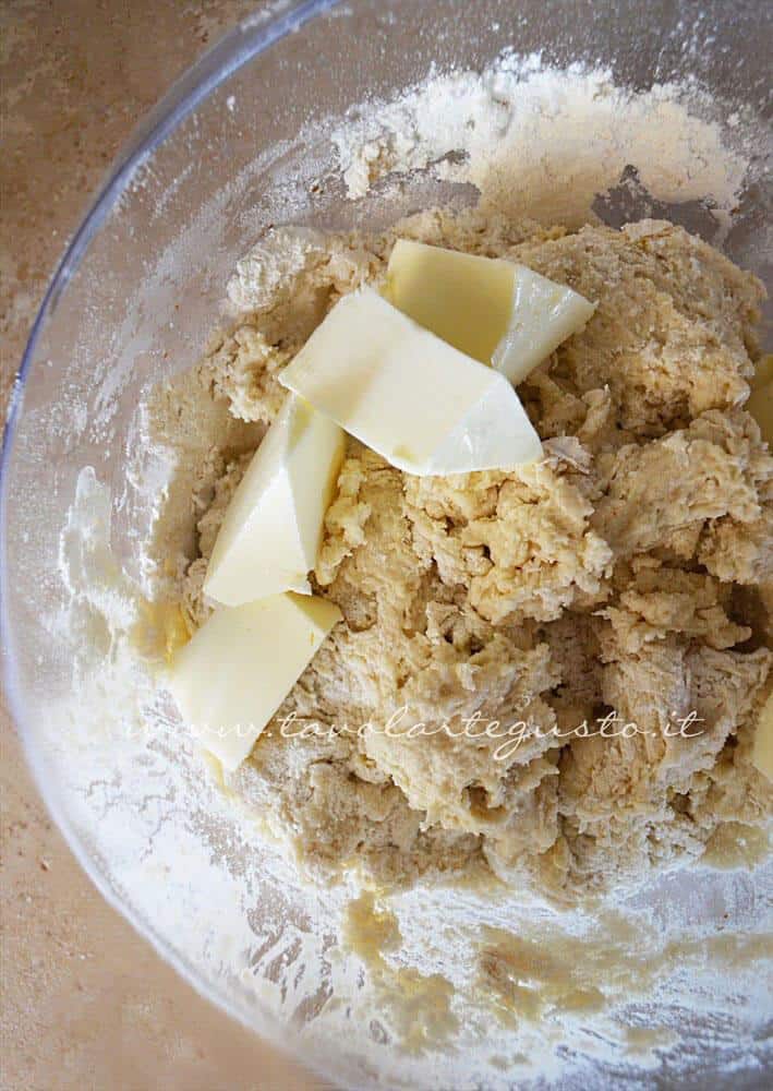 Unire il burro a pezzetti all'impasto - Ricetta Danubio Unire il burro a pezzetti all'impasto - Ricetta Danubio