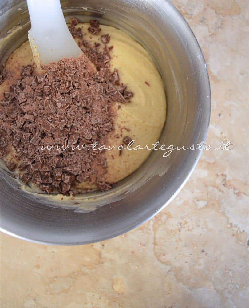 Aggiungere il cioccolato tritato - Ricetta Torta ricotta e cioccolato Aggiungere il cioccolato tritato - Ricetta Torta ricotta e cioccolato