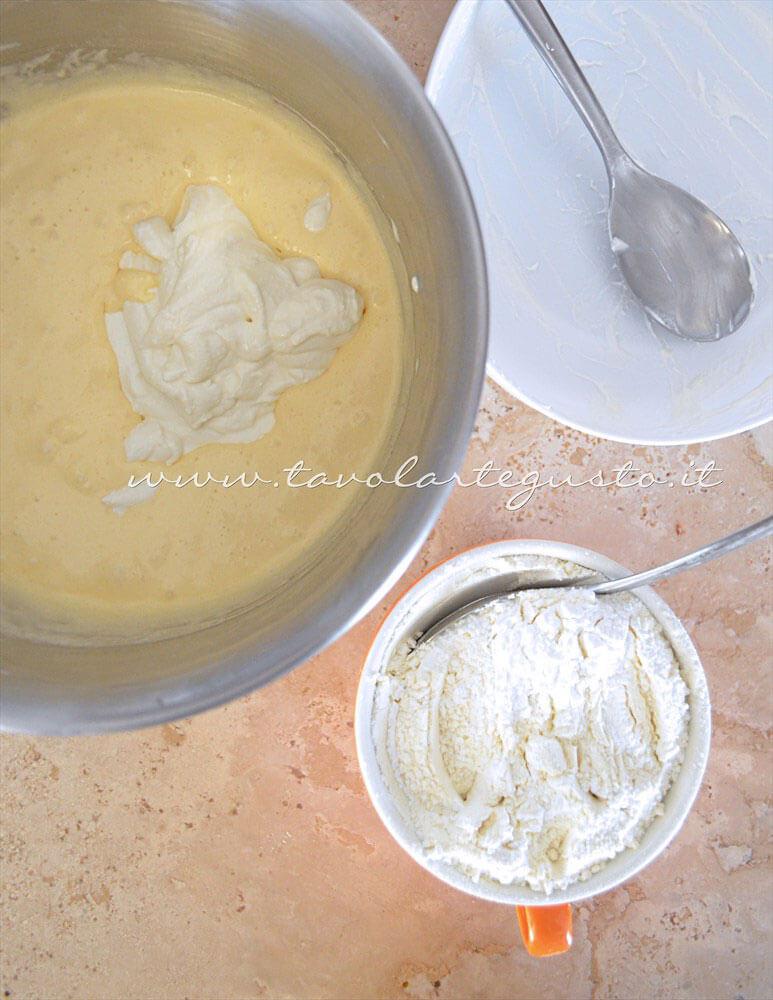 Aggiungere la ricotta - Ricetta Torta ricotta e cioccolato Aggiungere la ricotta - Ricetta Torta ricotta e cioccolato