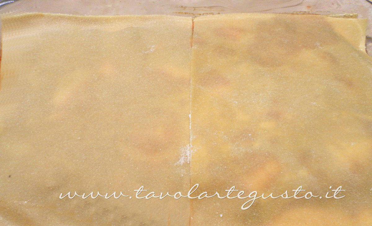 Coprire con uno strato di lasagne all'uovo -Ricette Lasagne napoletane Coprire con uno strato di lasagne all'uovo -Ricette Lasagne napoletane