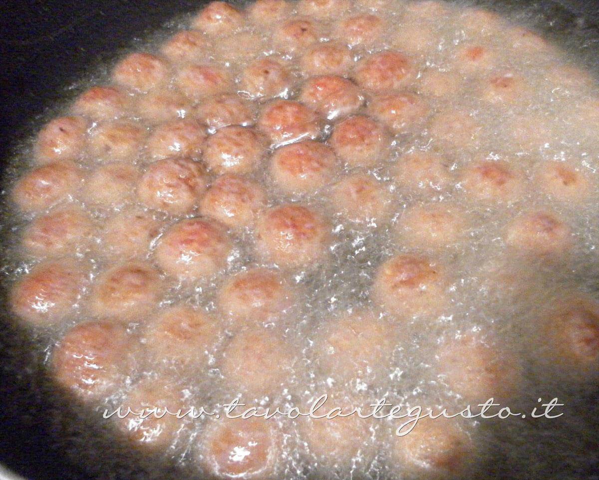 Friggere le polpettine - Ricette Lasagne napoletane Friggere le polpettine - Ricette Lasagne napoletane