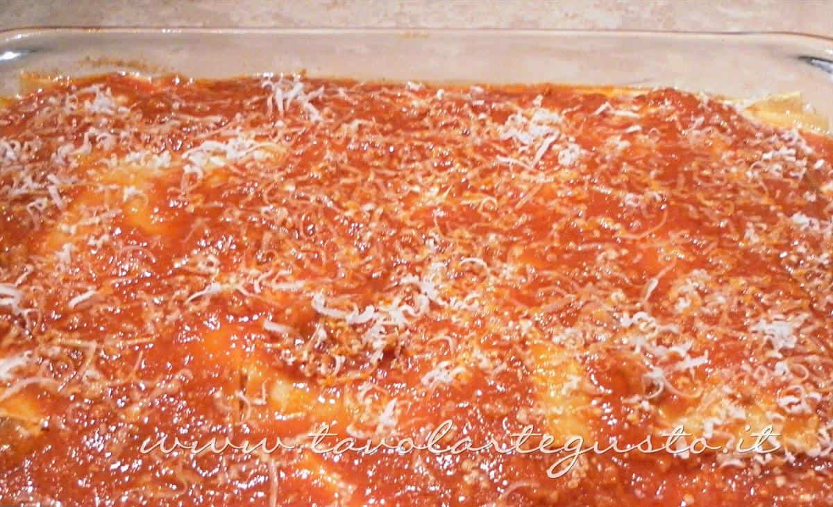 Realizzare un altro strato di ripieno e terminare con ragù e grana - Ricette Lasagne napoletane Realizzare un altro strato di ripieno e terminare con ragù e grana - Ricette Lasagne napoletane