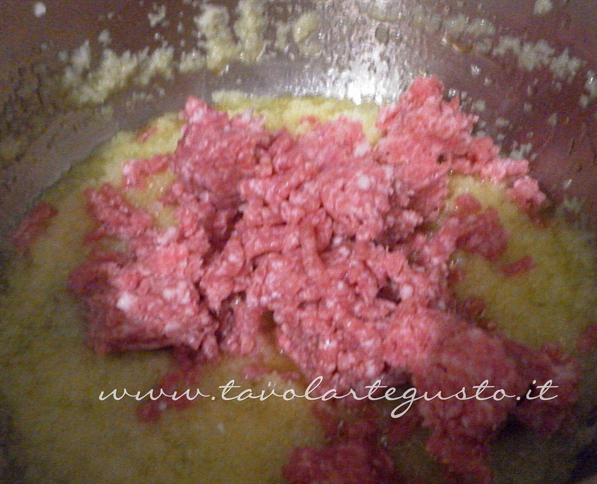 Soffriggere la carne macinata - Ricette Lasagne napoletane Soffriggere la carne macinata - Ricette Lasagne napoletane