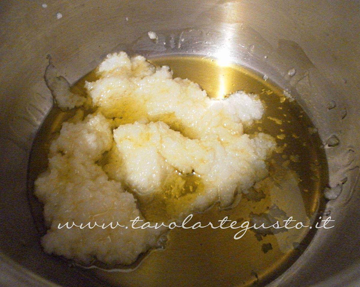 Soffriggere olio e cipolla - Ricette Lasagne napoletane Soffriggere olio e cipolla - Ricette Lasagne napoletane