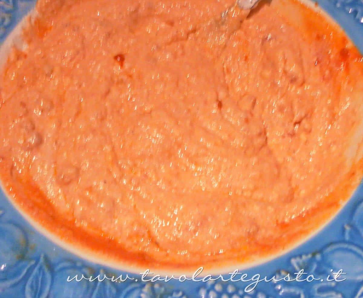 Unire parte del sugo nella ricotta - Ricette Lasagne napoletane Unire parte del sugo nella ricotta - Ricette Lasagne napoletane