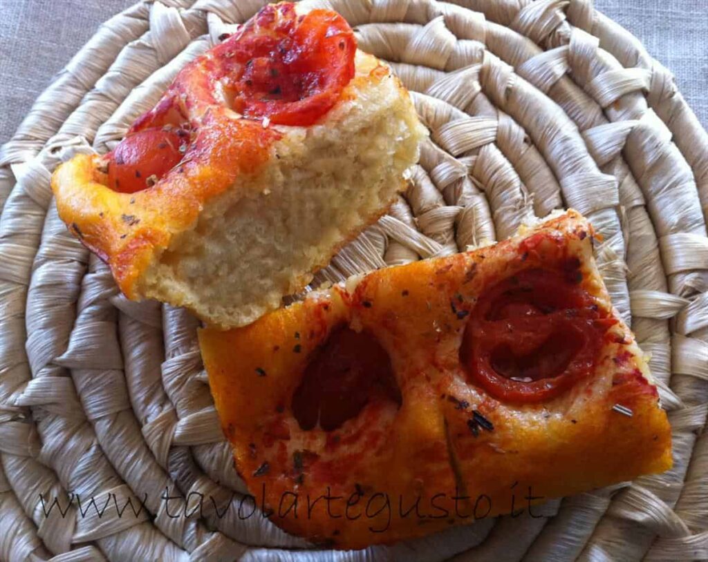 Focaccia pugliese con pomodorini affondati Focaccia pugliese con pomodorini affondati
