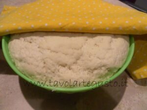 focaccia pugliese con pomodorini affondati