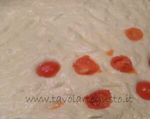 focaccia pugliese con pomodorini affondati