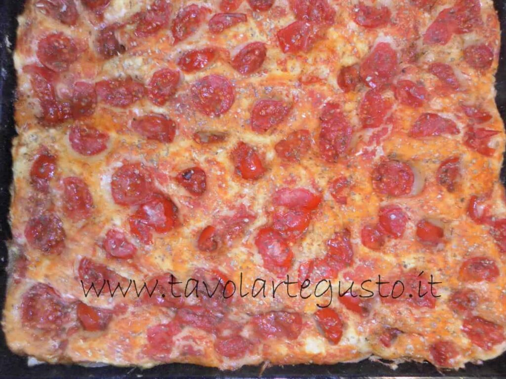 focaccia pugliese con pomodorini affondati