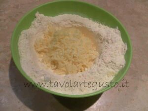 focaccia pugliese con pomodorini affondati