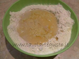 focaccia pugliese con pomodorini affondati