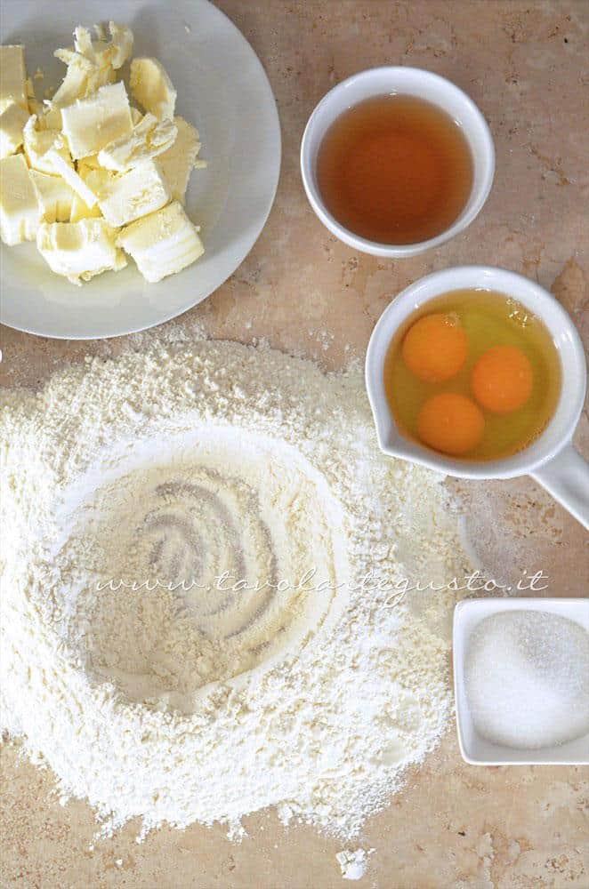 Disporre la farina a fontana - Ricetta Struffoli da fare in casa