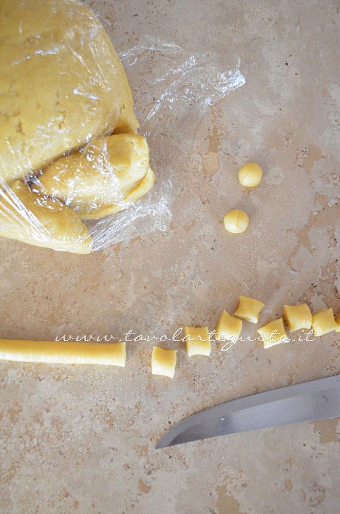 Realizzare un filoncino e affettarlo - Ricetta Struffoli da fare in casa