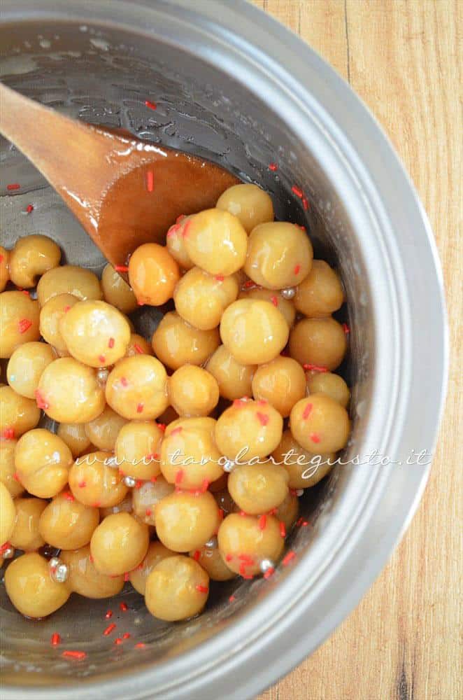 Rotolare gli struffoli nel miele - Ricetta Struffoli da fare in casa