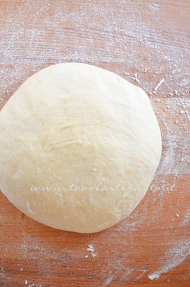 Adagiare l'impasto su una spianatoia infarinata - Ricetta Graffe senza patate Adagiare l'impasto su una spianatoia infarinata - Ricetta Graffe senza patate