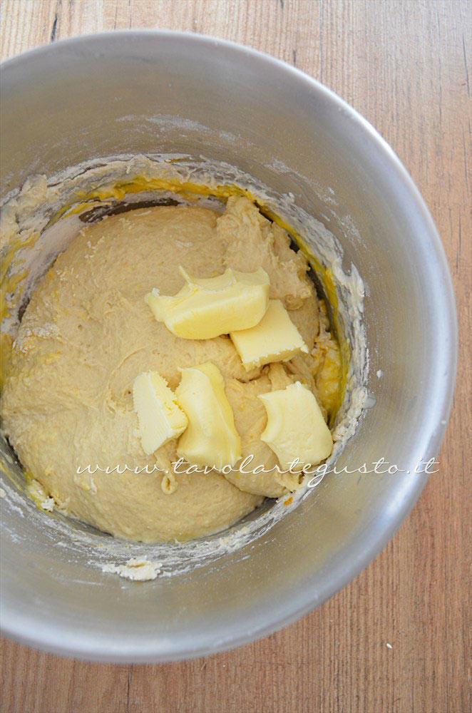 Aggiungere burro e sale - Ricetta Graffe senza patate Aggiungere burro e sale - Ricetta Graffe senza patate