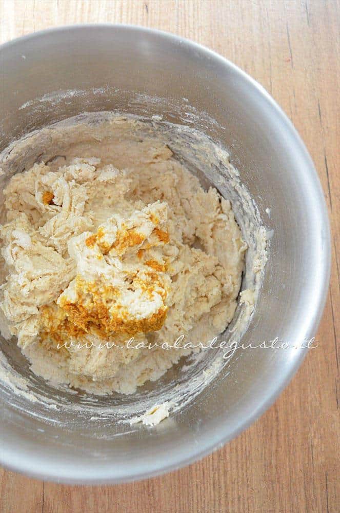 Aggiungere gli aromi - Ricetta Graffe senza patate Aggiungere gli aromi - Ricetta Graffe senza patate
