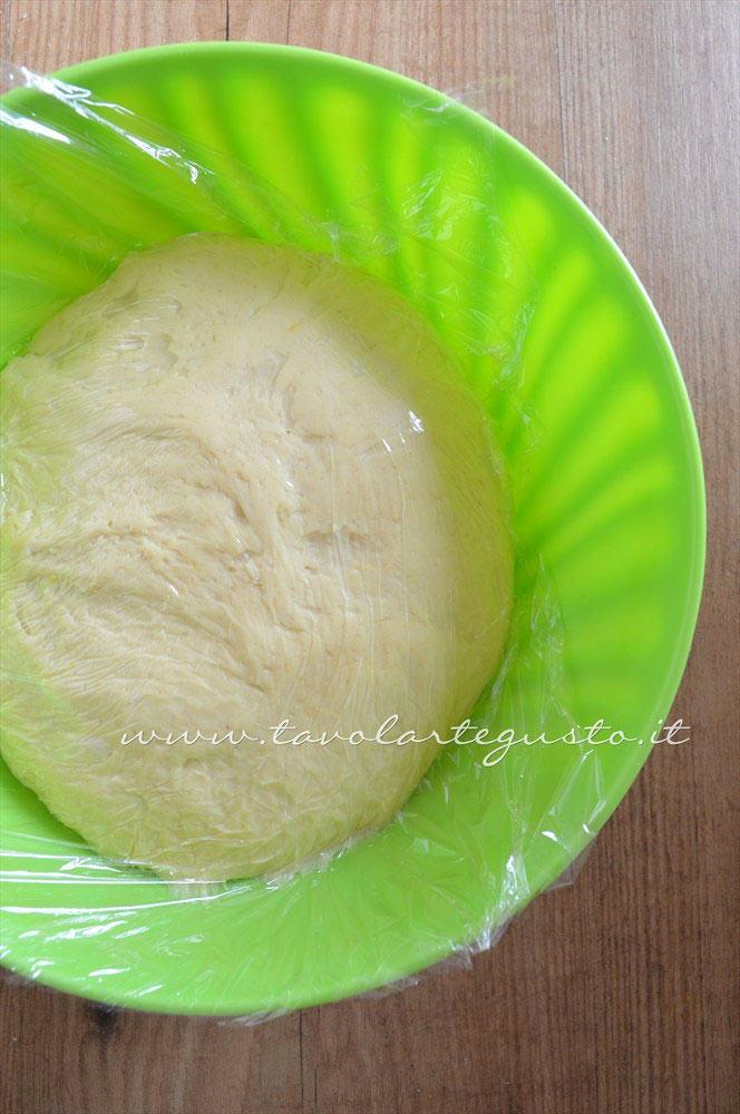 Coprire l'impasto con una pellicola - Ricetta Graffe senza patate Coprire l'impasto con una pellicola - Ricetta Graffe senza patate