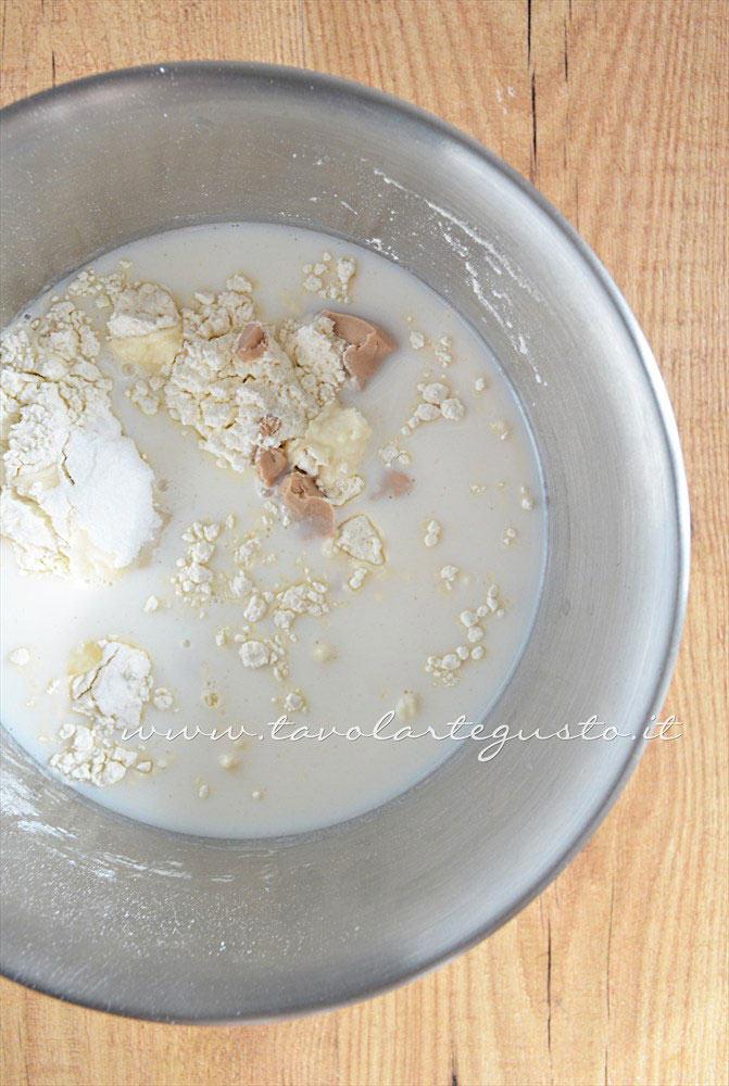 Disporre le farine, i liquidi, lo zucchero e il lievito nell'impastatrice - Ricetta Graffe senza patate Disporre le farine, i liquidi, lo zucchero e il lievito nell'impastatrice - Ricetta Graffe senza patate