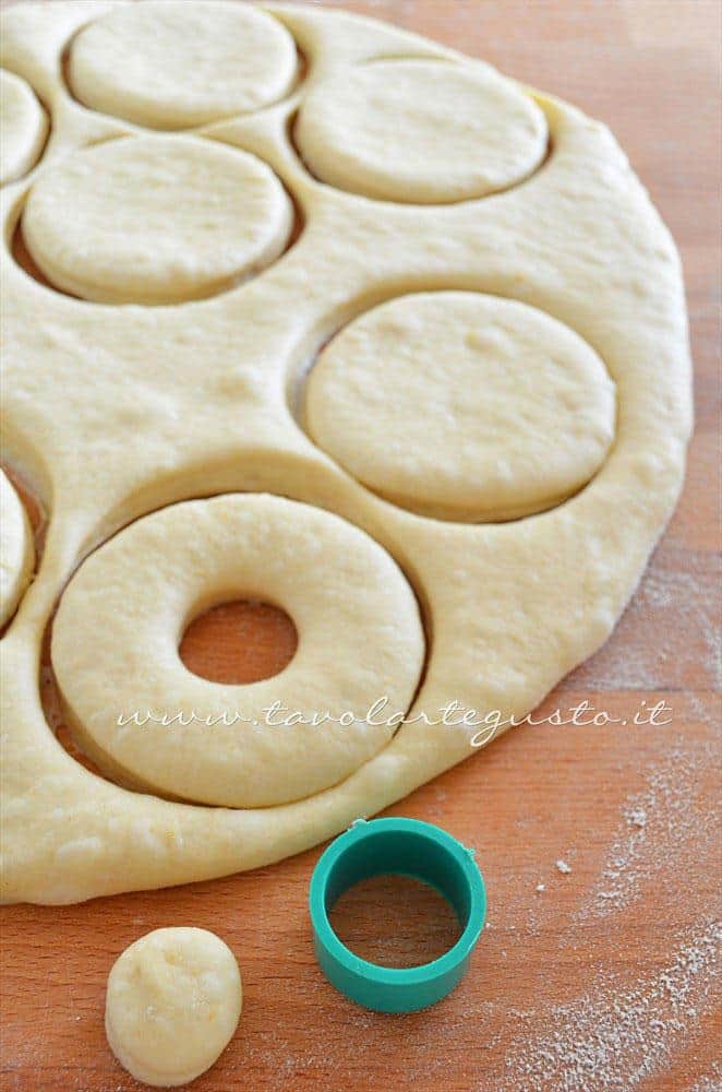 Realizzare i fori centrali alle Graffe - Ricetta Graffe senza patate Realizzare i fori centrali alle Graffe - Ricetta Graffe senza patate