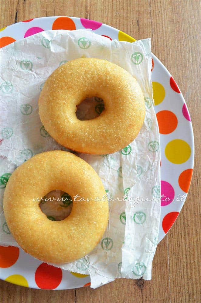 Scolare le graffe appena fritte - Ricetta Graffe senza patate Scolare le graffe appena fritte - Ricetta Graffe senza patate
