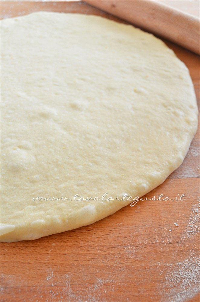 Stendere l'impasto con un matterello - Ricetta Graffe senza patate Stendere l'impasto con un matterello - Ricetta Graffe senza patate