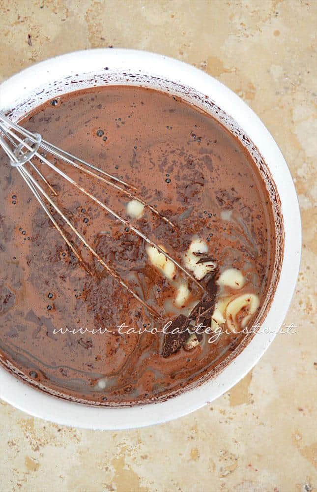 Aggiungere il burro e il cioccolato - Ricetta Sanguinaccio Aggiungere il burro e il cioccolato - Ricetta Sanguinaccio