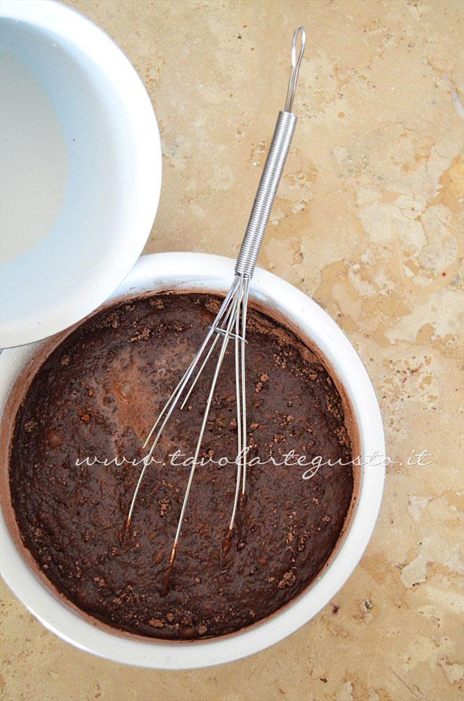 Aggiungere il latte e vaniglia a filo - Ricetta Sanguinaccio Aggiungere il latte e vaniglia a filo - Ricetta Sanguinaccio