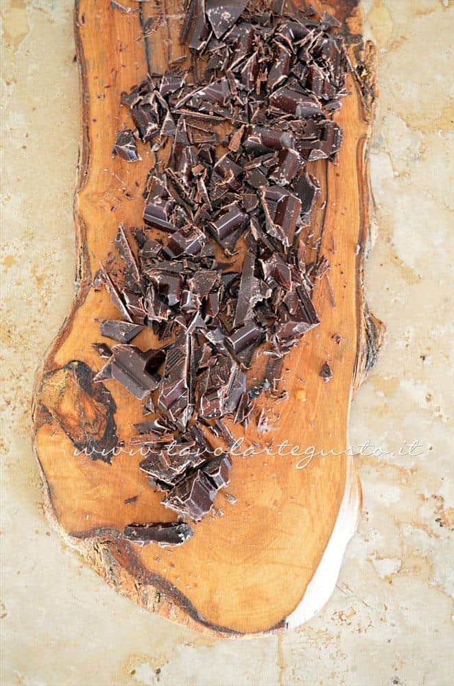 Tritare il cioccolato in tavoletta - Ricetta Sanguinaccio Tritare il cioccolato in tavoletta - Ricetta Sanguinaccio