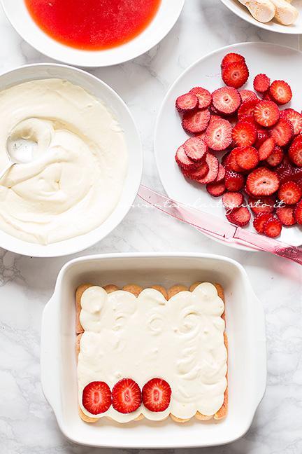 Assemblare il Tiramisù alle fragole 2 - Ricetta Tiramisù alle Fragole