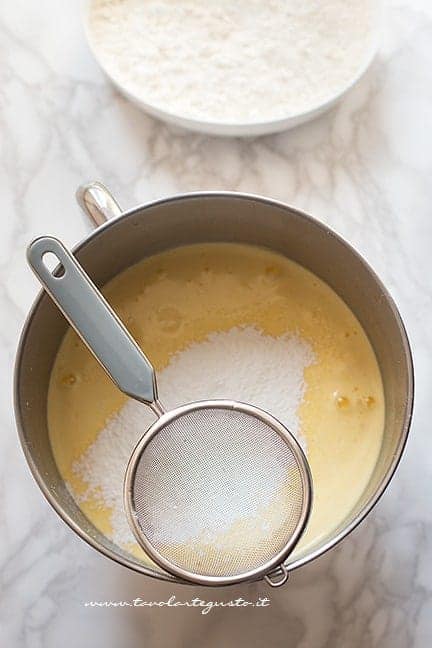 Aggiungere farina e fecola setacciate - Ricetta Pan di spagna