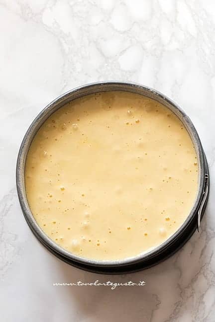 Versare il composto in teglia e cuocere il pan di spagna - Ricetta Pan di spagna