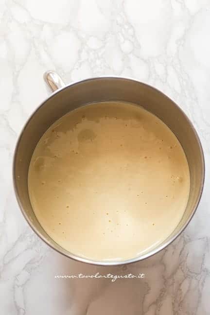 montare uova e zucchero spumose per un pan di spagna soffice - Ricetta Pan di spagna