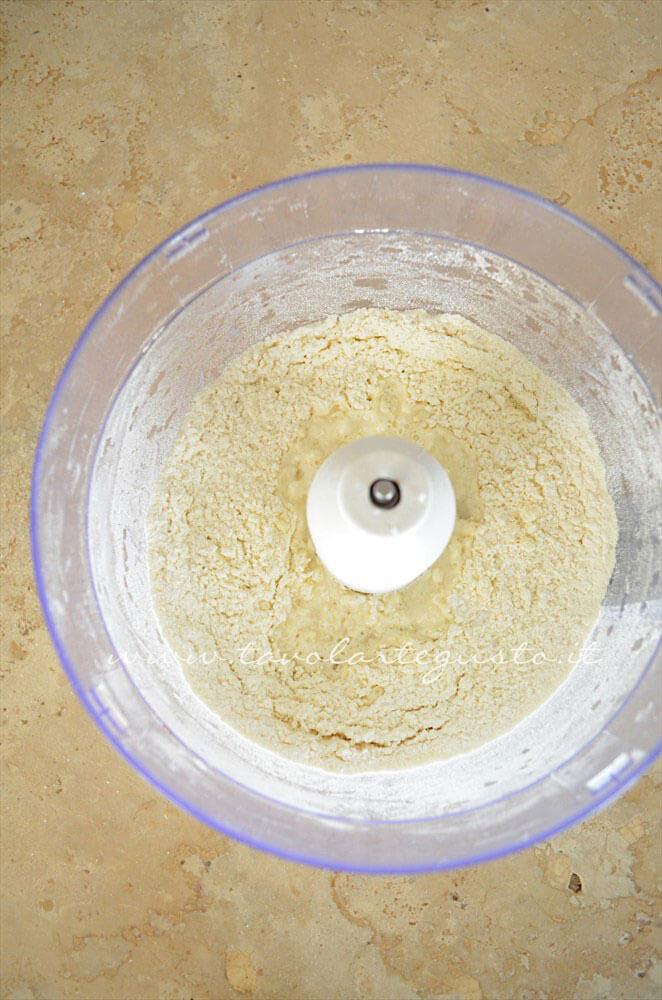 Aggiungere acqua fredda alla granella di burro e farina - Ricetta Pasta Brisee