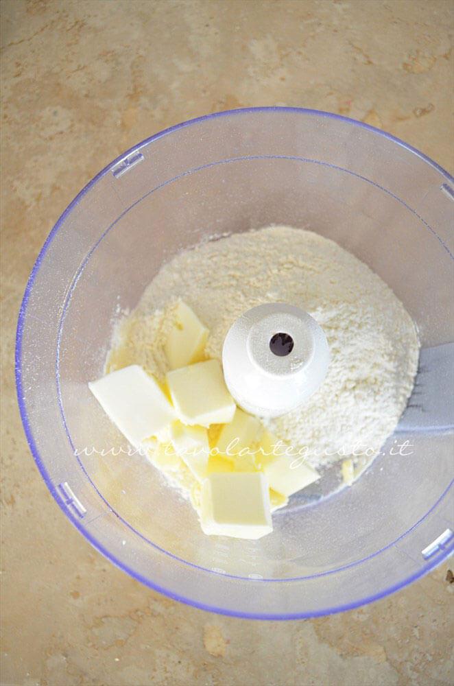Farina e burro nel mixer - Ricetta Pasta Brisee
