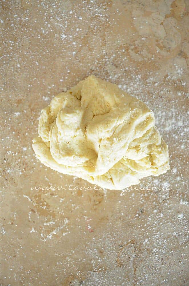 Impastare pochi secondi sulla spianatoia - Ricetta Pasta Brisee