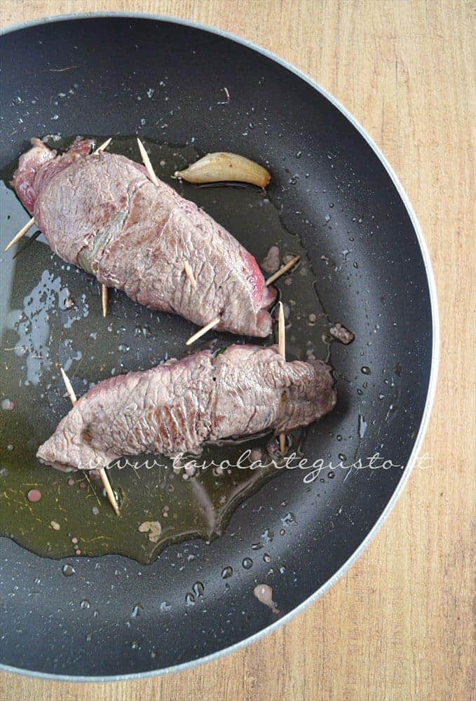 Involtini di carne leggermente rosolati - Ricetta Involtini di carne con bietola e scamorza