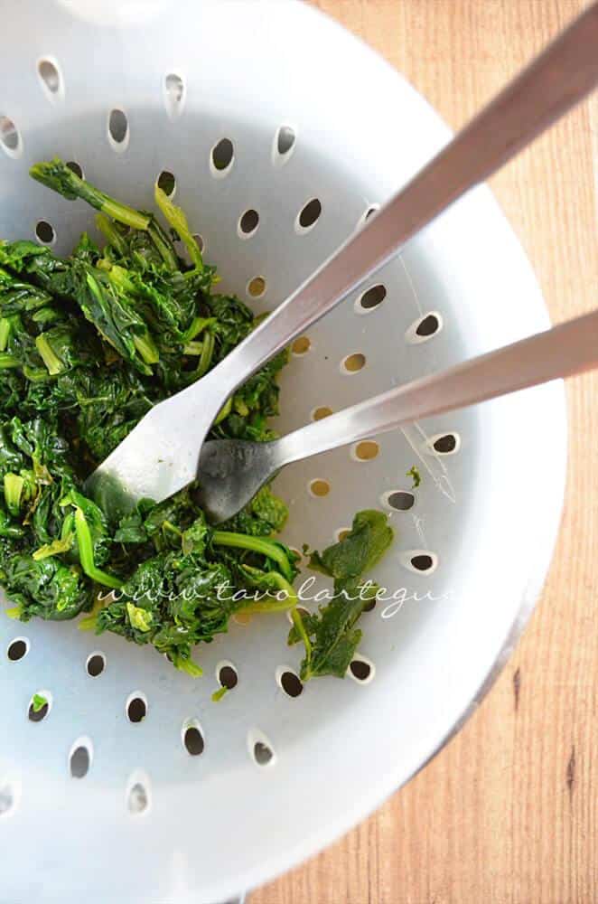 Sgocciolare e tagliare gli spinaci- Ricetta Torta ricotta e spinaci (senza uova)