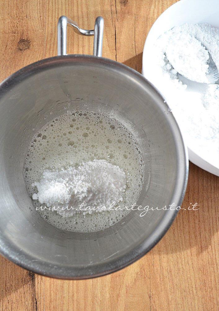 Aggiungere 3 cucchiai di zucchero a velo -Ricetta Ghiaccia Reale (Royal Icing) - Ricetta di Tavolartegusto