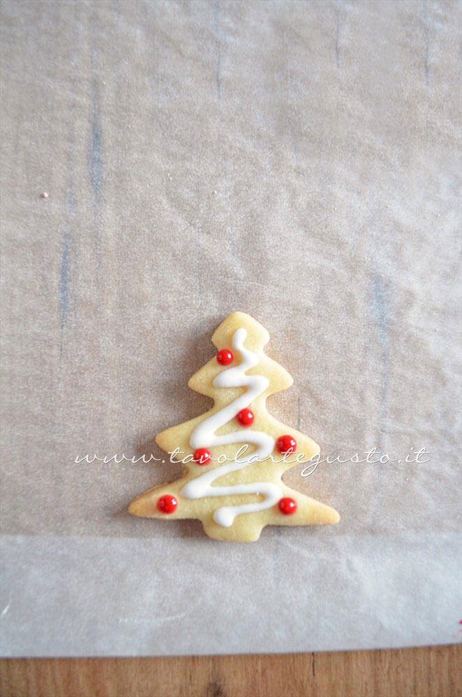 Biscotti Decorazione Albero Di Natale.Biscotti Natalizi Decorati Ricetta Biscotti Di Natale Decorati