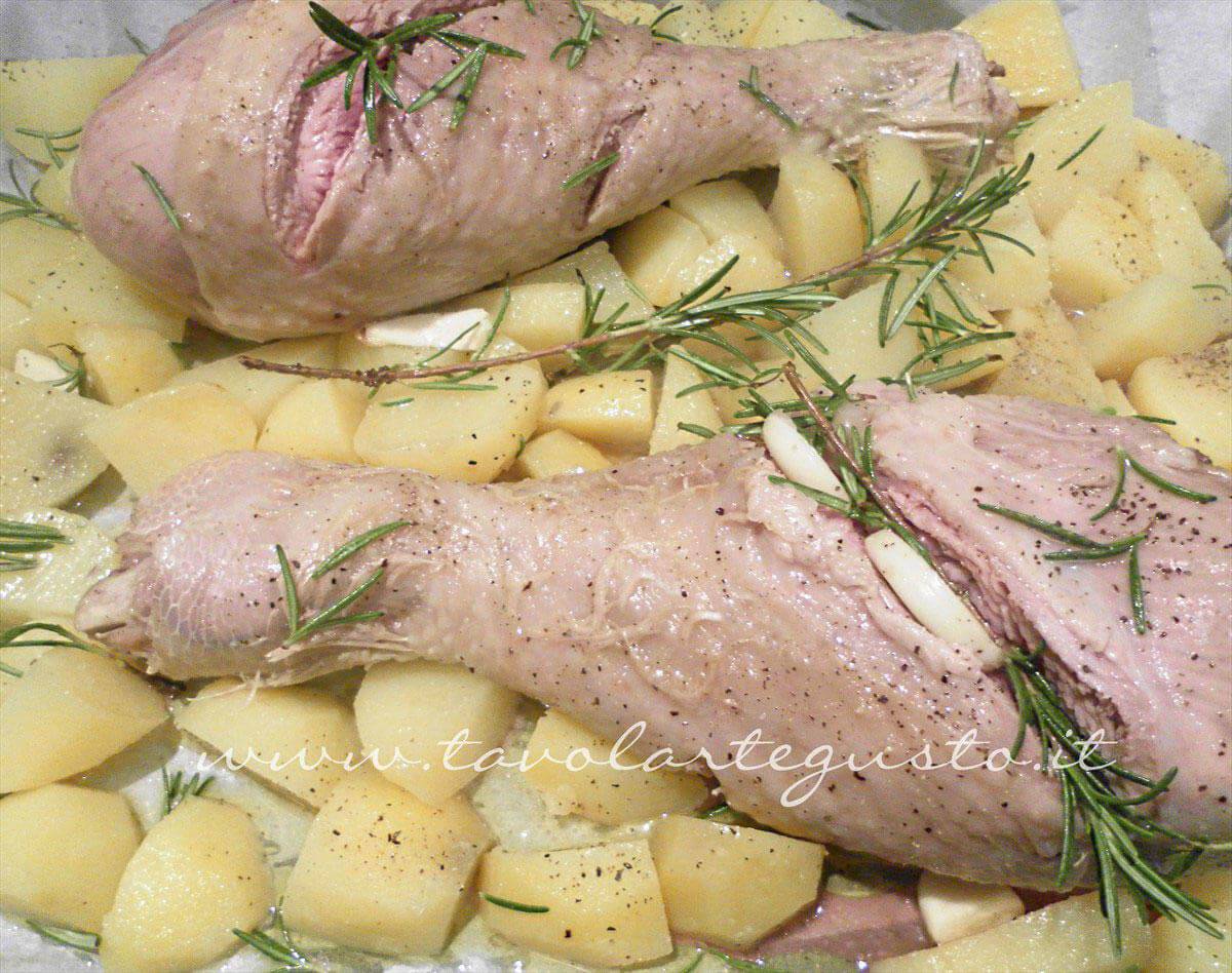Aggiungere le patate - Ricetta Fusi di Tacchino al forno con patate