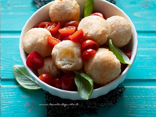 Bocconcini di pizza con pachino fresco