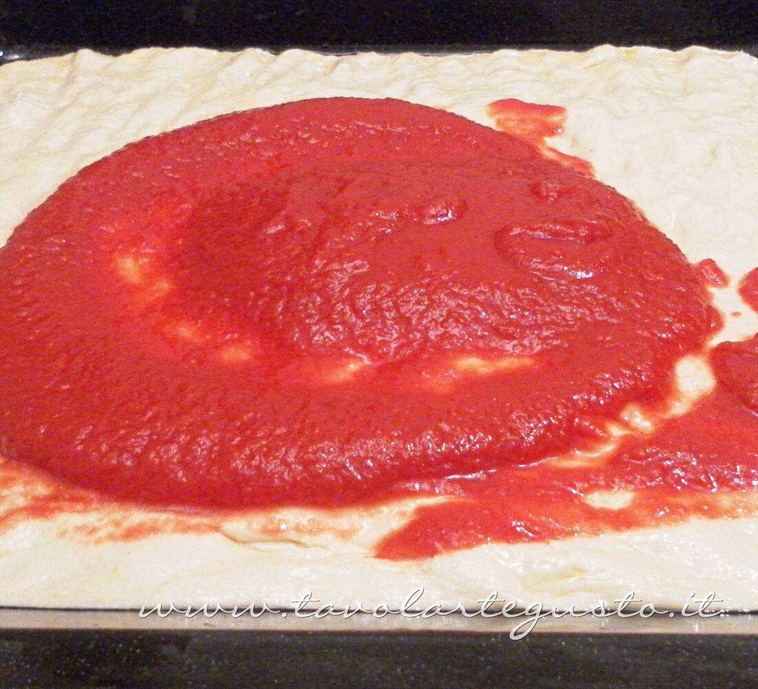 Condire con la passata di pomodoro - Ricetta Pizza Marinara